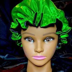 Reversible silk bonnet (Black and green))